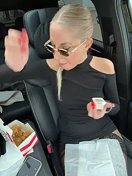 LisaMurr - I pinch my nipples 🤤