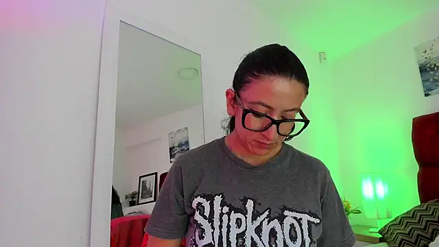ZarayFeet_ - I gently hold my nipples