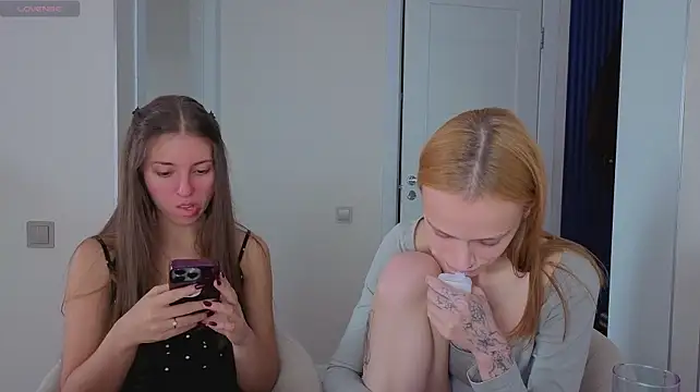 Fcjuicy_pussy - girls kissing
