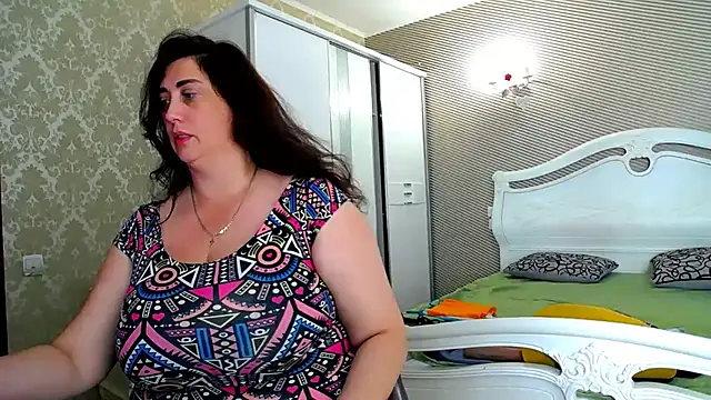 Evelyn_Shy - bare chest 200