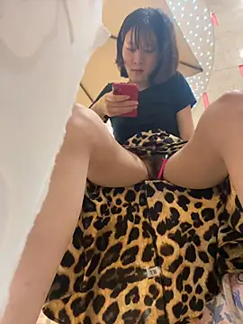 Littleqiu - 户外餐厅偷偷搞刺激，达到目标现场脱内衣漏点特写骚逼