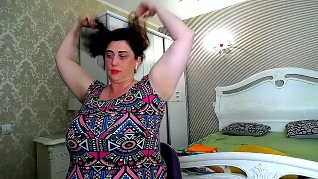 Evelyn_Shy - bare chest 200