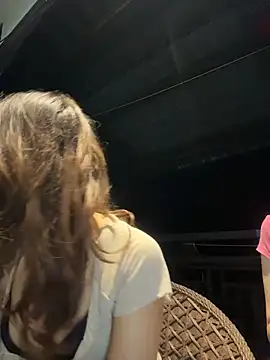Yomi009 - 户外马路边快闪裸胸🐻🐻