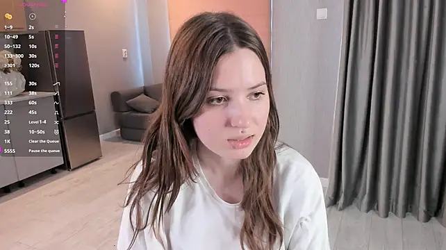 LorileeTruden - show ma bra 5 min