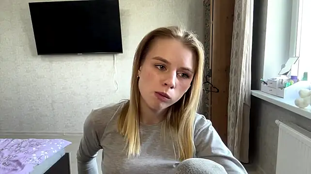 StephenieLandres - show collarbone + air kiss