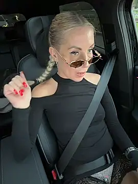 LisaMurr - I pinch my nipples 🤤