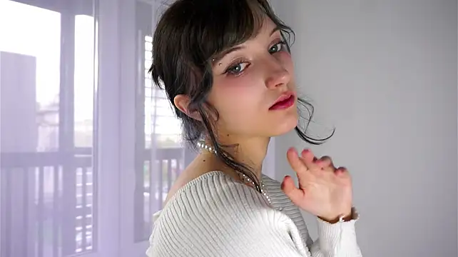 ShonaDevitis - Closer tease with shoulders