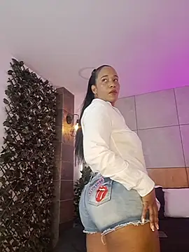 EbonyHorrny - I suck your cock on my knees