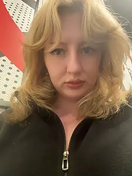 RonnieKiss - Play with nipples on public