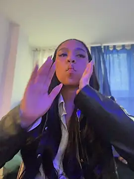 Dulcerouss__ - 2 fingers in my pussy