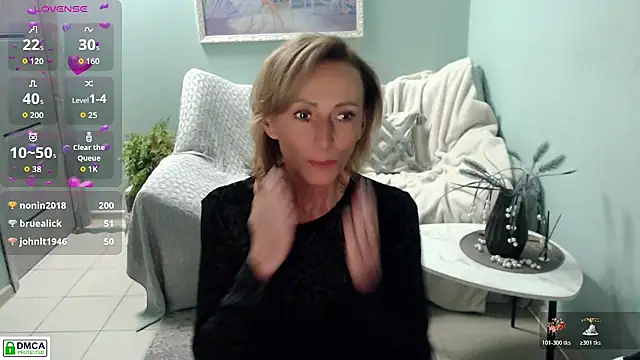HornyMilf_777 - Show legs...