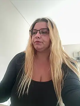 LucieLouBabe - Oil show 👅