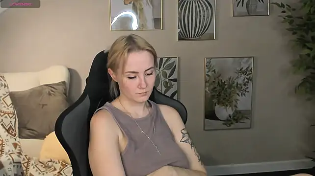 Jooyce_Howward - posa doggy in panty