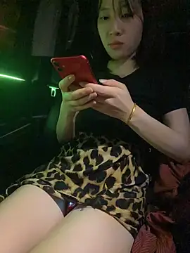 Littleqiu - 户外餐厅偷偷搞刺激，达到目标现场脱内衣漏点特写骚逼