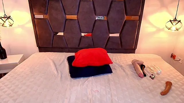 Sara_Naugty - FULL NAKED+OIL ON MY BODY😈