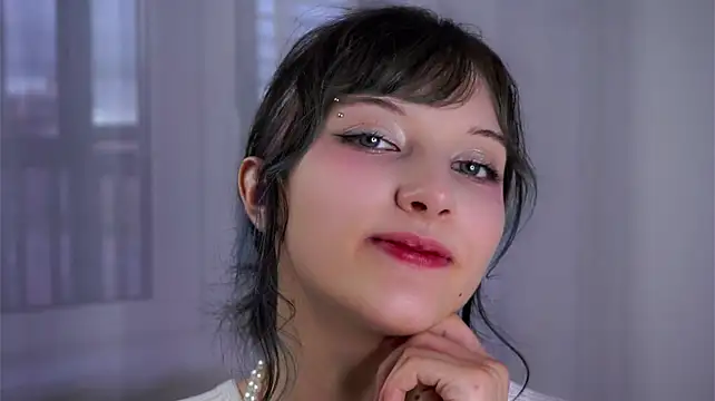 ShonaDevitis - Closer tease with shoulders