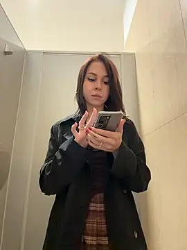 RosieDesire - lick nips around&bite near the staff🫣