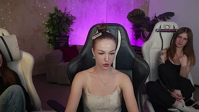 Ella_054 - show pussy in doggy 1 g