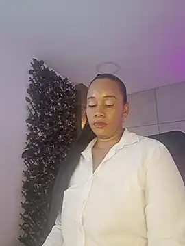 EbonyHorrny - I suck your cock on my knees