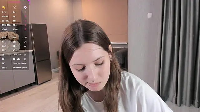 LorileeTruden - bare your shoulder for a 1 min