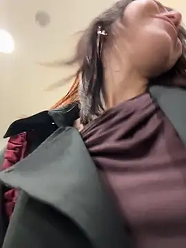 RosieDesire - lick nips around&bite near the staff🫣