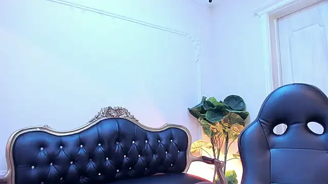 VictoriaPowell - 🍑 Rubbing oil on my ass cheeks