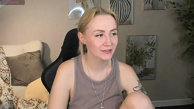 Jooyce_Howward - posa doggy in panty