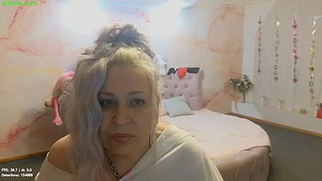 Penelope_Pinky - White drops on my lips🥰