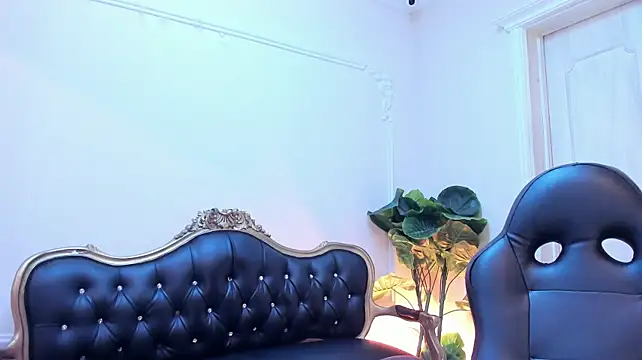 VictoriaPowell - 🍑 Rubbing oil on my ass cheeks