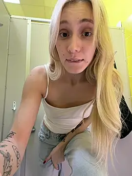 Pink_Kiss - Flash nipples in 🚋😱😱