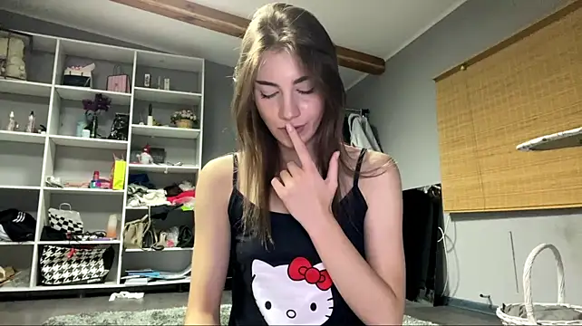 Simmisweet - hands under top