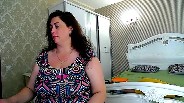 Evelyn_Shy - bare chest 200