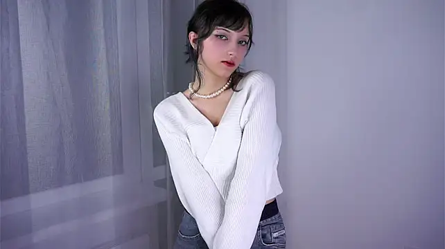ShonaDevitis - Closer tease with shoulders