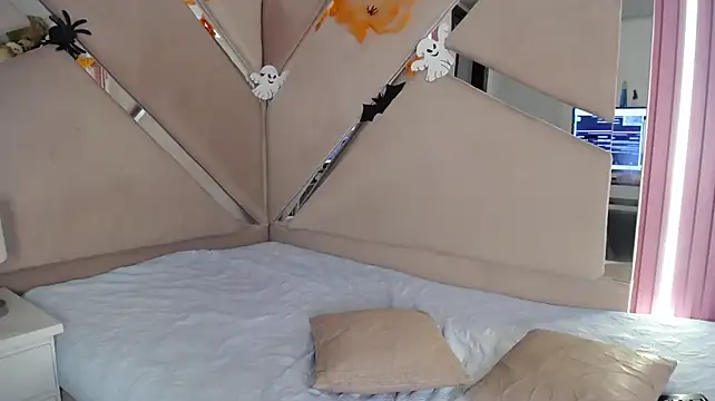 Sharlotte_bigboobs - Show ass + spank*3