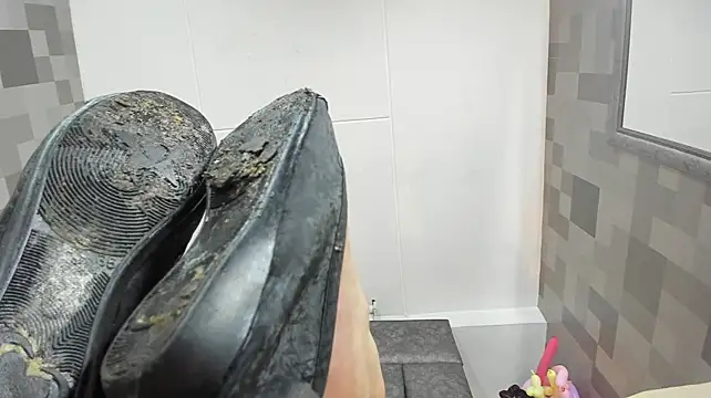 Scarlett_Barnes - like the dirt on my shoes