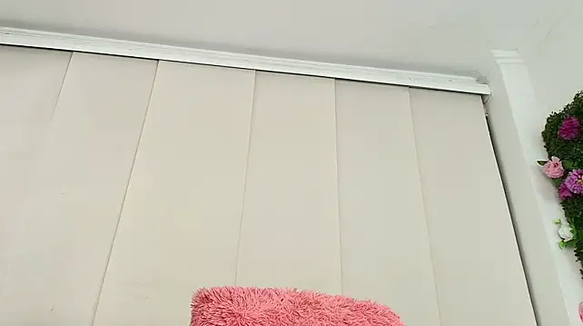 Sofia_lapeira - DOGGIE POSE AND SPREAD ASS