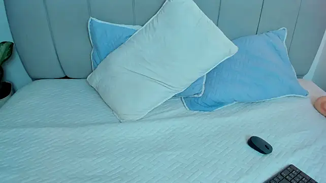 EmmaBoyd - Plug anal /fingers in my pussy 🤤🍑