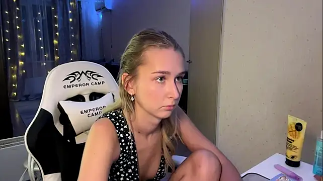 JoyBold - show the pussy close to the camera