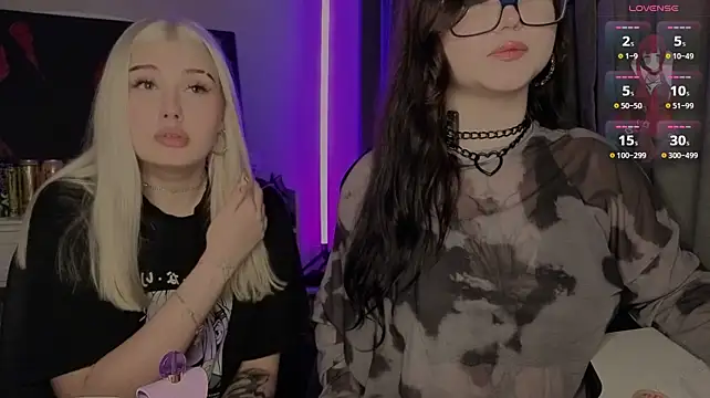 Hornyprincess19 - play with boobies topless