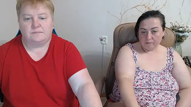 Lindy-Jeanie - hot kiss and lick pussy brunette