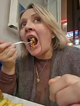 Lady_charlyne - Topless ss body en ville