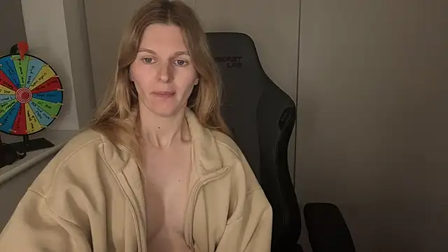 Lilly-Luscious - Finger that tight Ass