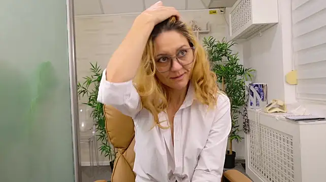 EllaMilf_ - 💎Topless play
