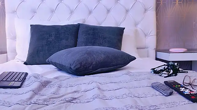 AdaraMulleer - Spank ass x3 🍑