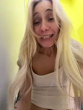 Pink_Kiss - Flash nipples near urinal+show 👅