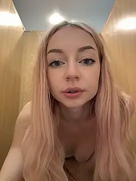 Melissa_grr - COAT ON NAKED BODY WALK