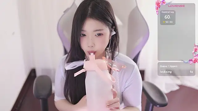 Kitty_baby77 - 完成任务 内裤含嘴里 M腿5分钟 最后一个完成任务的控制黑牛5分钟