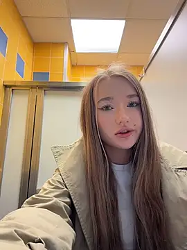 Milaa_sun - spread ass w/droll+open door 🚽