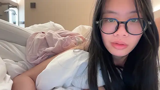 Nooneknowspoppy - naked doggy 全裸后入姿势