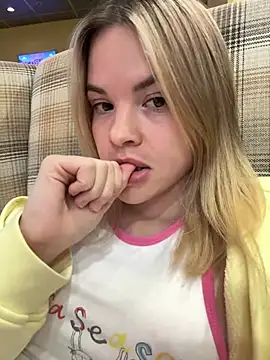 SMELLSEX - JERK OFF+FINGERING PUSSY RIGHT ON MALL🏪